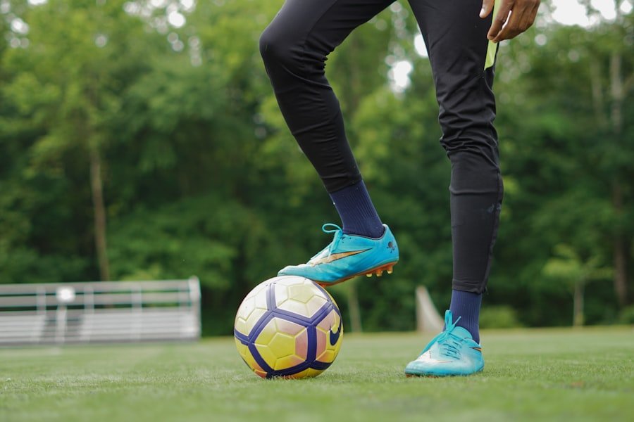 Nahaufnahme von Fußballschuhen auf dem Rasen