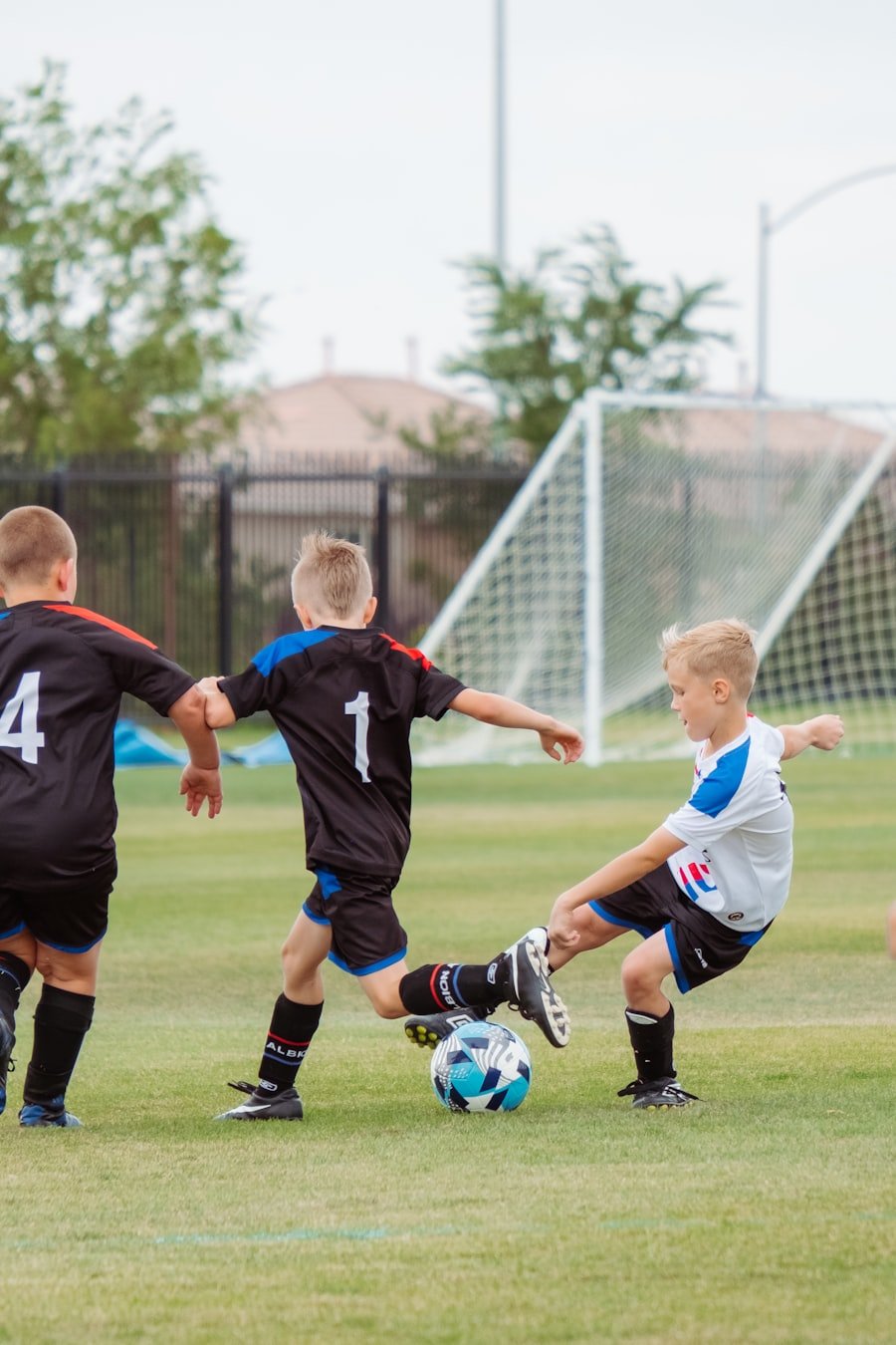 Kinder spielen Fußball auf dem Platz vor dem Tor