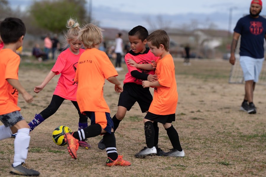 Kinder beim Fußballtraining in der Gruppe